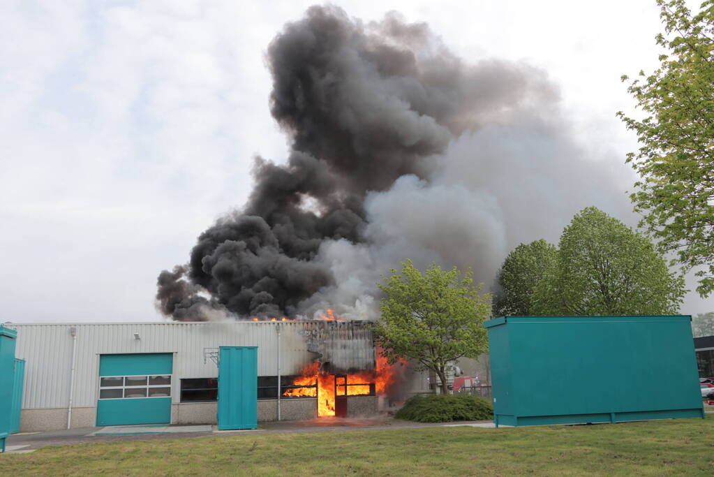 Grote uitslaande brand in bedrijfspand