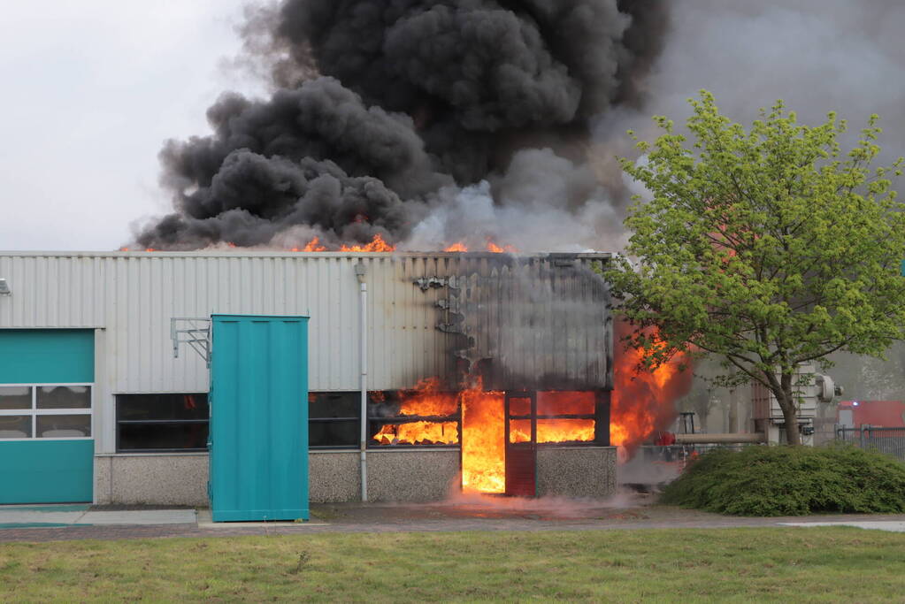 Grote uitslaande brand in bedrijfspand