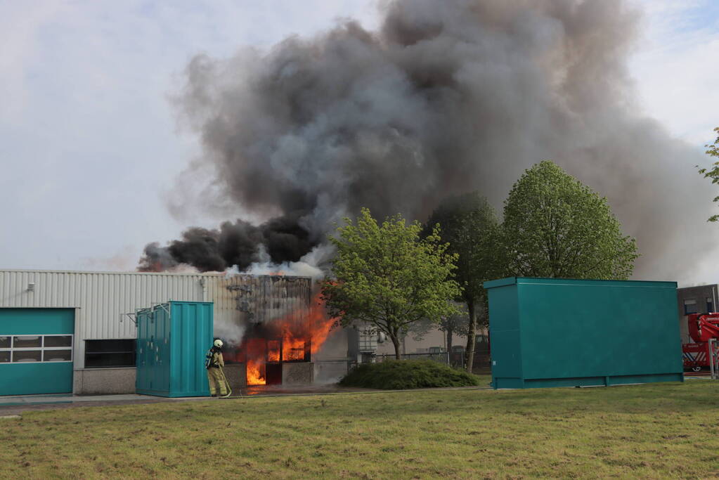 Grote uitslaande brand in bedrijfspand