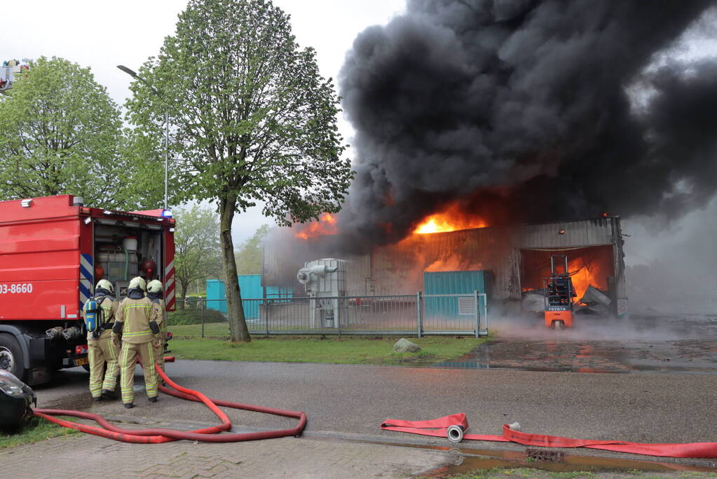 Grote uitslaande brand in bedrijfspand