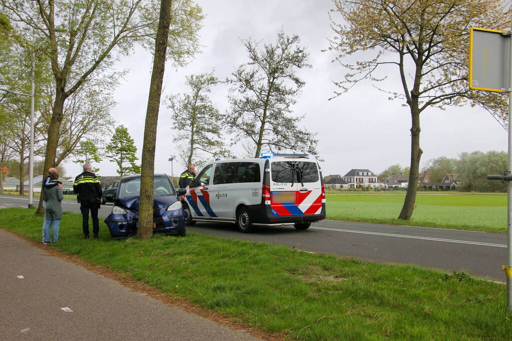 Auto klapt frontaal op boom