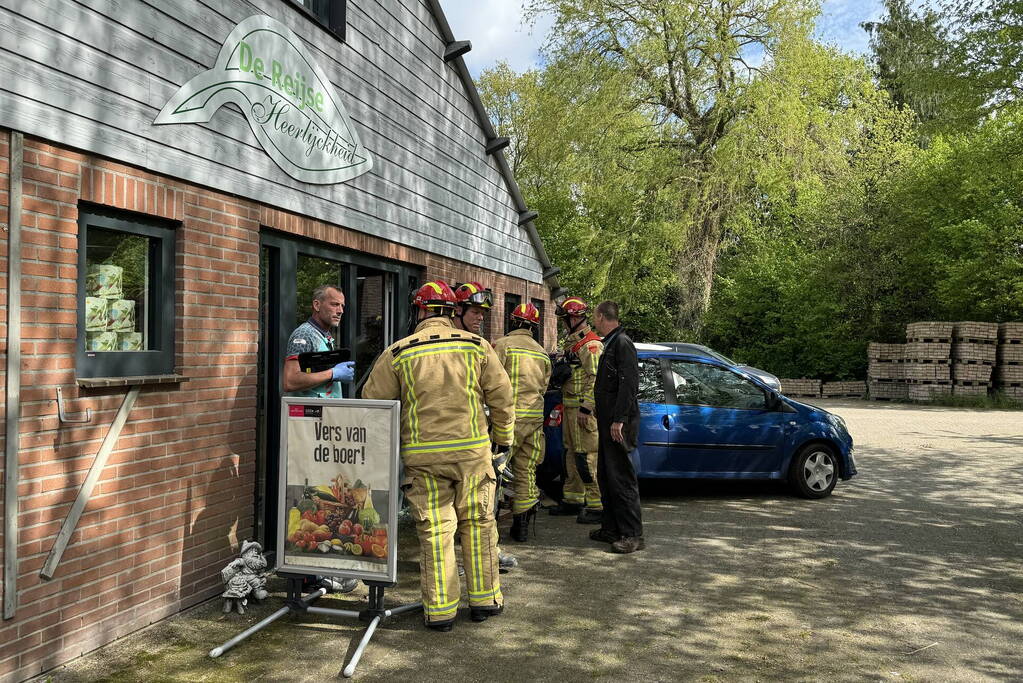 Automobiliste rijdt groentewinkel binnen