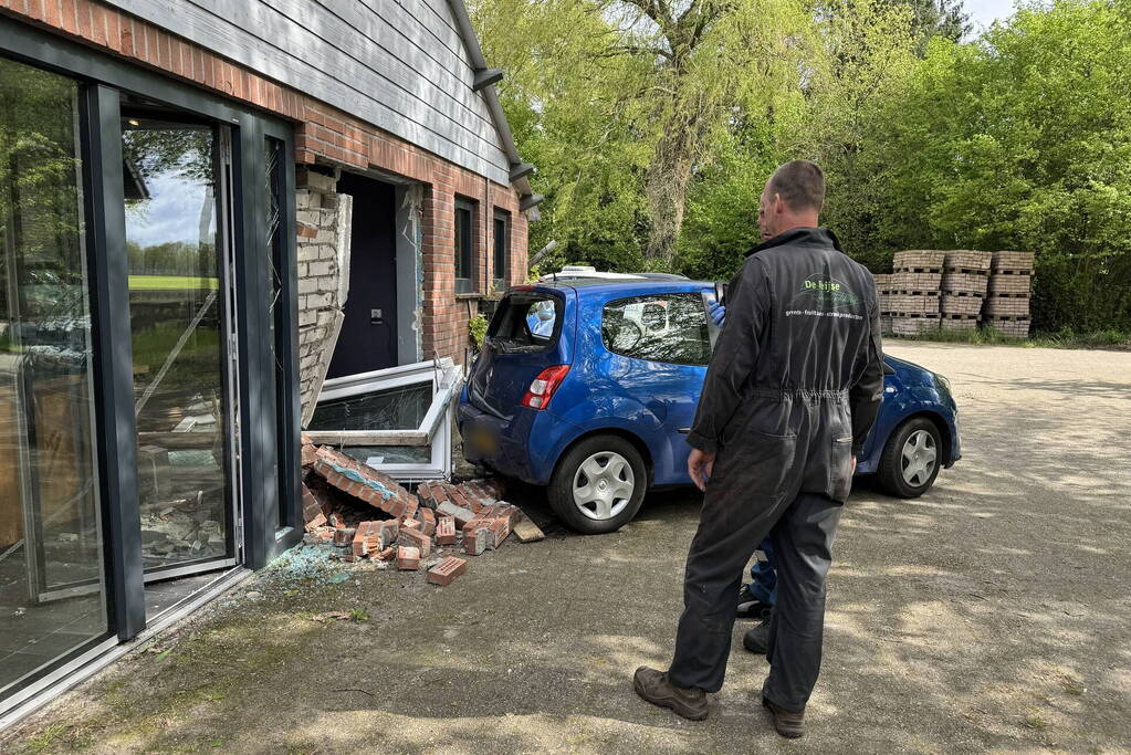 Automobiliste rijdt groentewinkel binnen