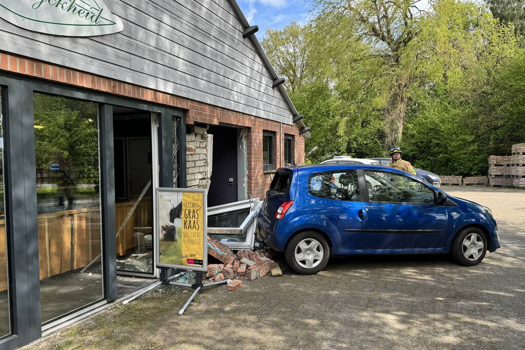 Automobiliste rijdt groentewinkel binnen