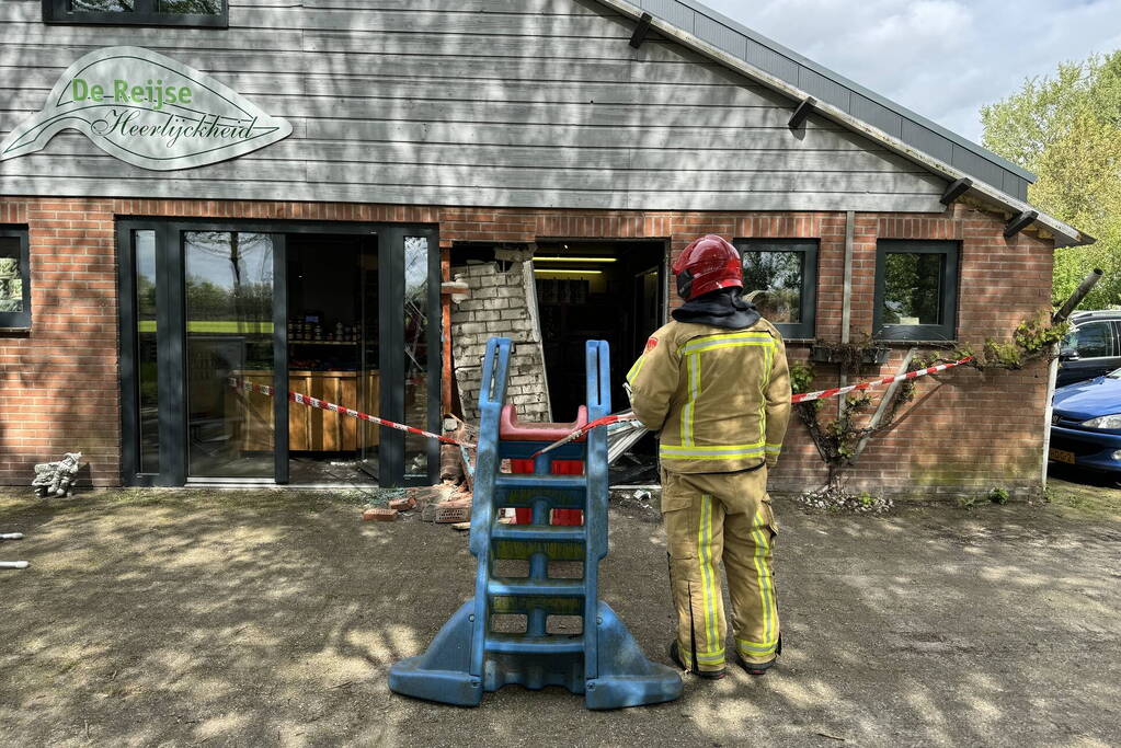 Automobiliste rijdt groentewinkel binnen