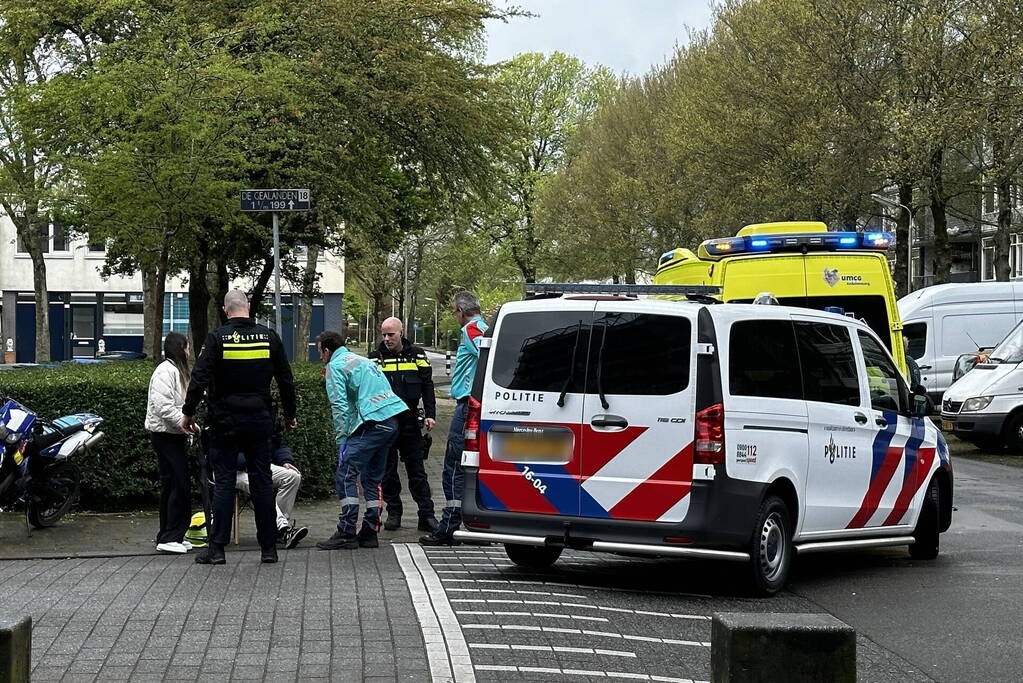 Automobilist en brommerrijder botsen