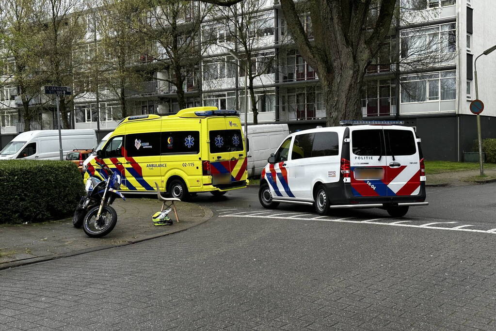 Automobilist en brommerrijder botsen