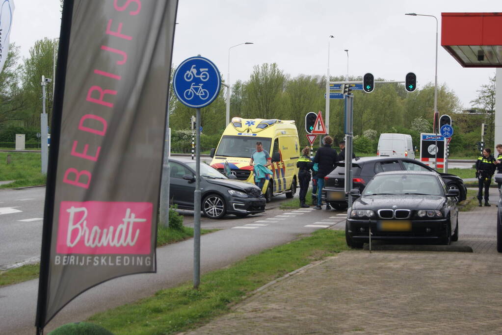 Twee voertuigen beschadigd bij botsing