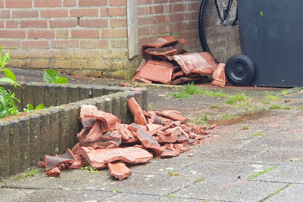 Meerdere dakpannen gesneuveld na harde wind