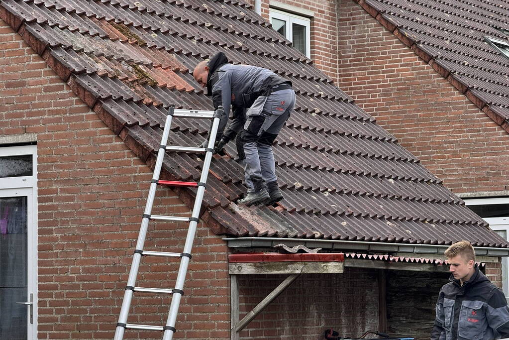 Meerdere dakpannen gesneuveld na harde wind