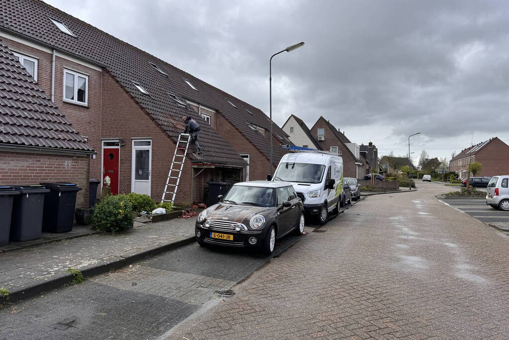 Meerdere dakpannen gesneuveld na harde wind