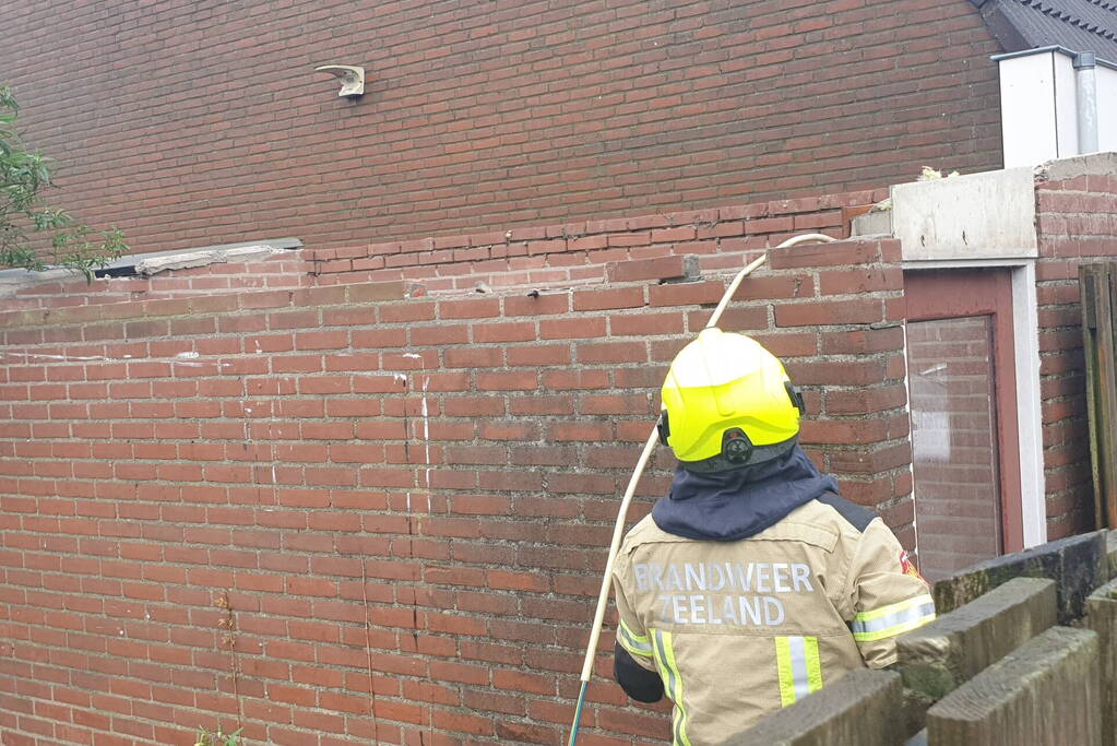 Dak waait van schuur af