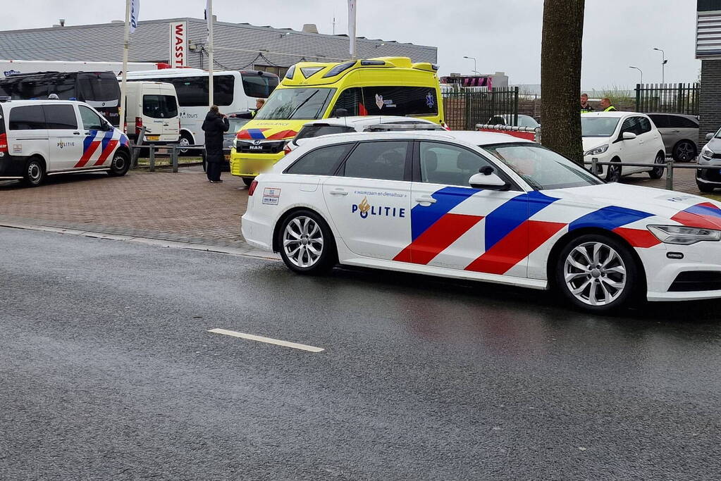 Vrouw op fiets aangereden door auto