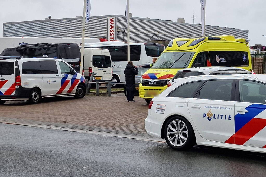 Vrouw op fiets aangereden door auto