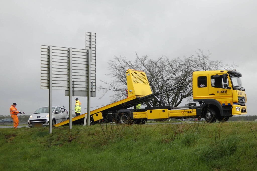 Auto belandt op de kant na ongeval