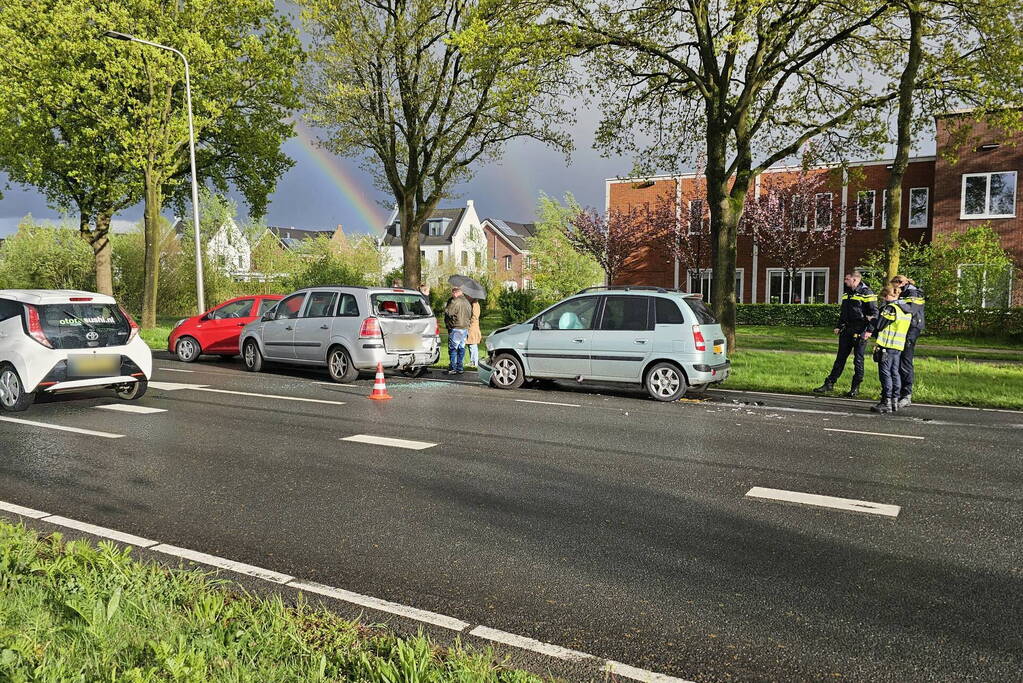 Drie voertuigen in botsing voor verkeerslicht