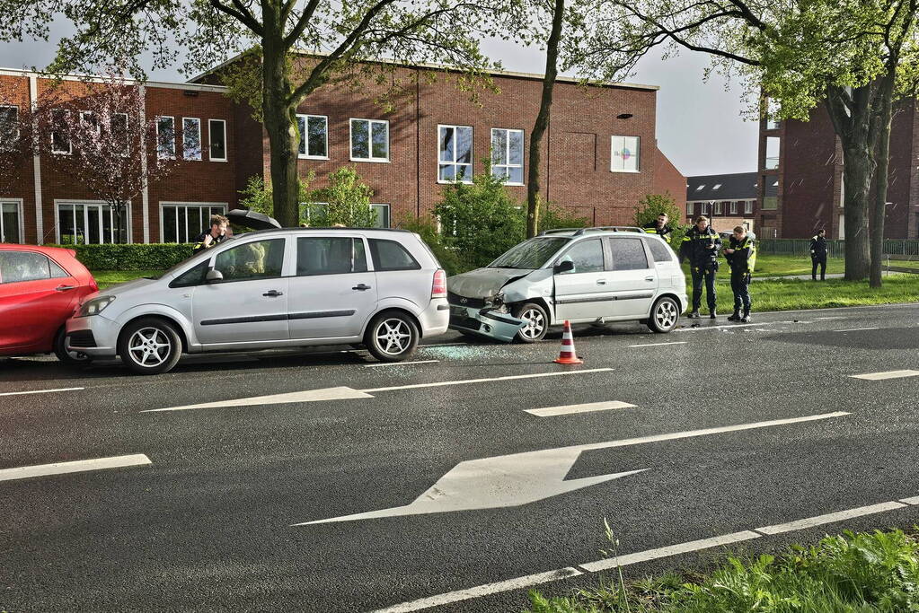 Drie voertuigen in botsing voor verkeerslicht