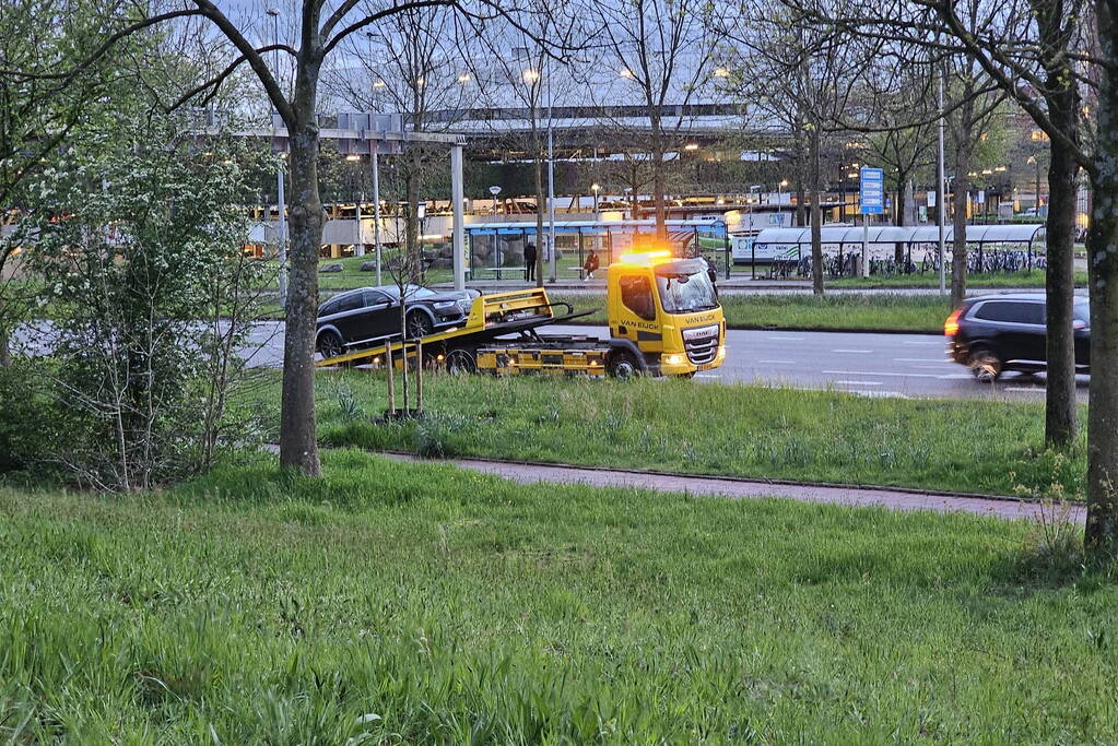 Auto klapt op verkeersportaal