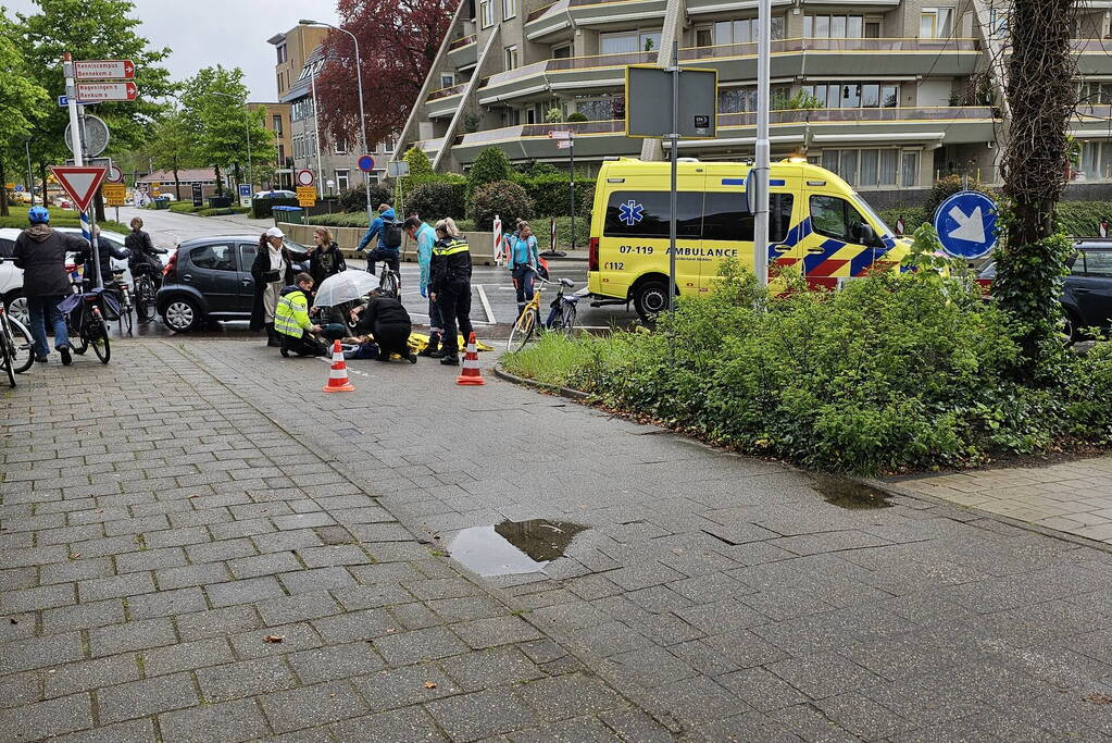 Fietser en automobilist in botsing