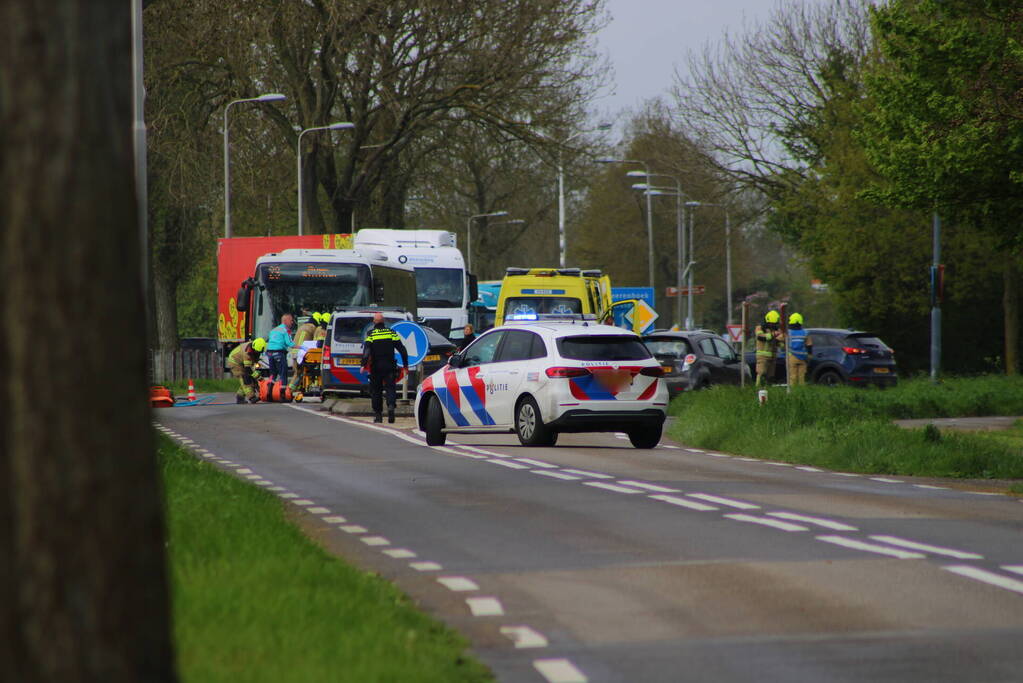Frontale aanrijding tussen lijnbus en auto