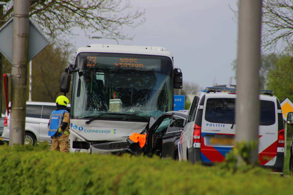 Frontale aanrijding tussen lijnbus en auto