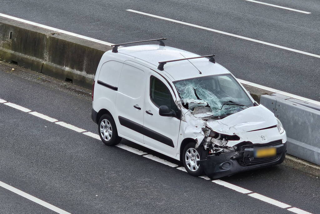 Vrachtwagen verliest laadklep bij ongeval