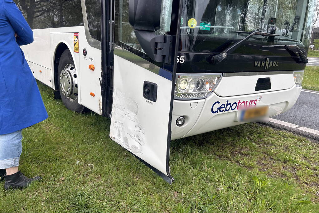 Auto en lijnbus in botsing op kruising