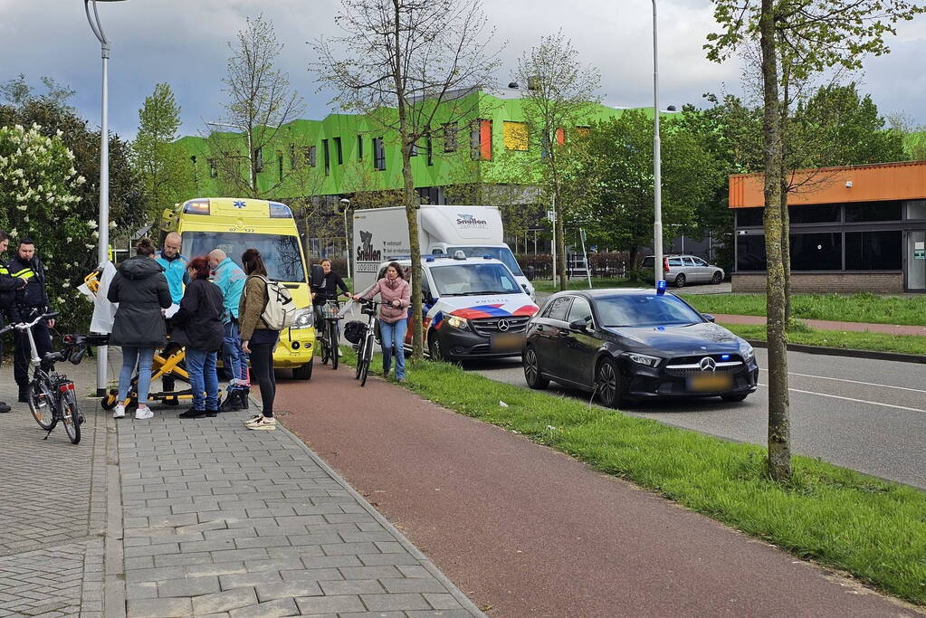 Persoon komt hard ten val met fiets