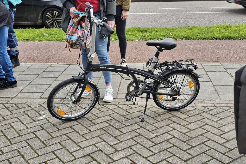 Persoon komt hard ten val met fiets