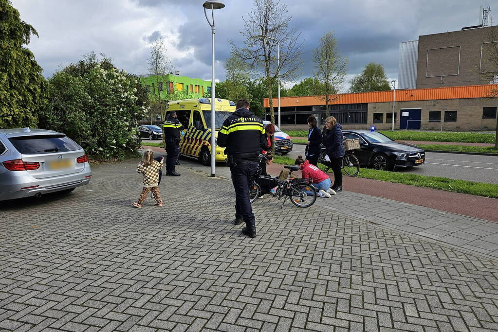 Persoon komt hard ten val met fiets