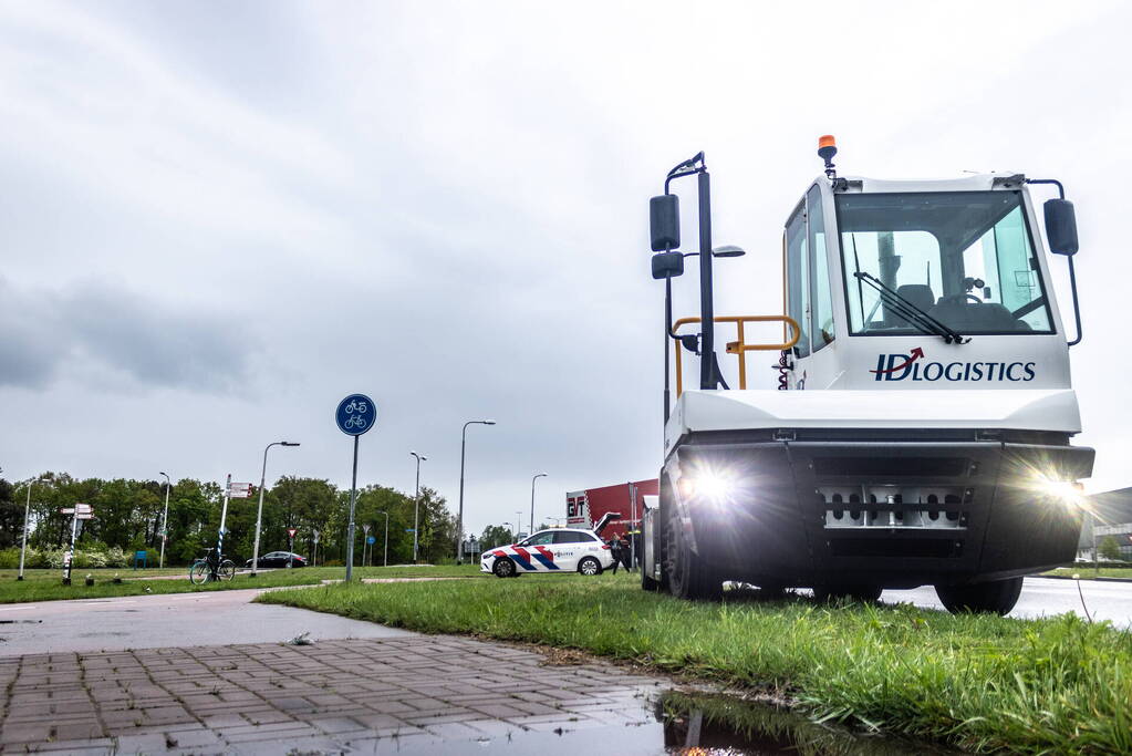 Fietser in botsing met vrachtwagen