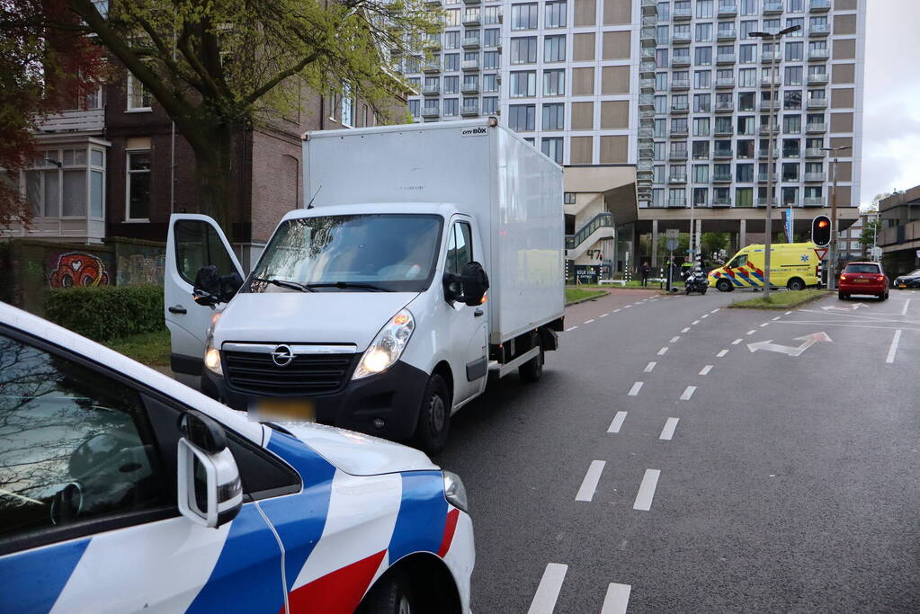 Scooterrijder in botsing met bakwagen