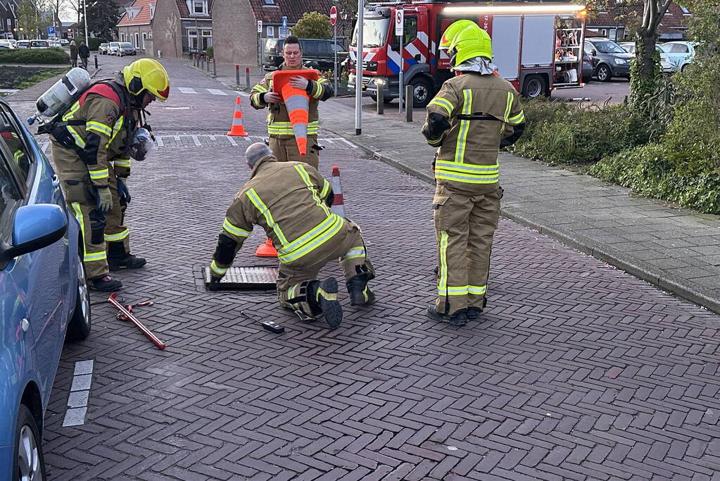 Brandweer verricht metingen na sterke gaslucht