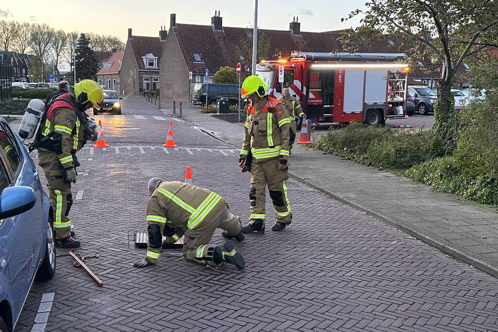 Brandweer verricht metingen na sterke gaslucht