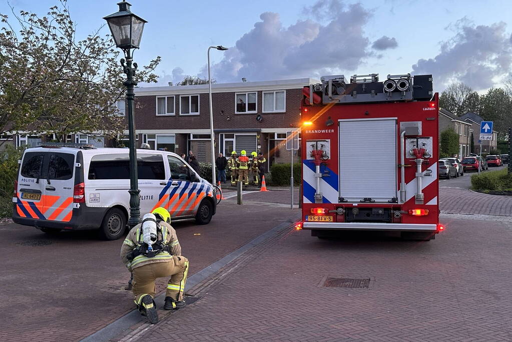 Brandweer verricht metingen na sterke gaslucht
