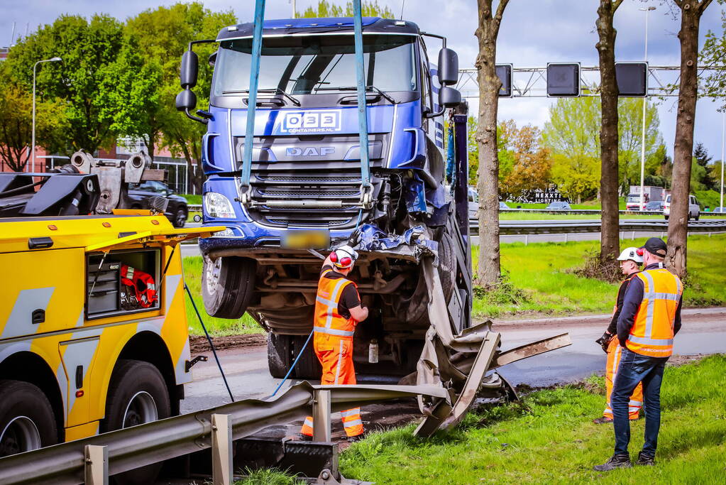 Vrachtwagenchauffeur heeft engeltje op zijn schouder