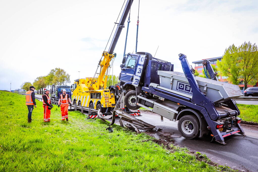 Vrachtwagenchauffeur heeft engeltje op zijn schouder