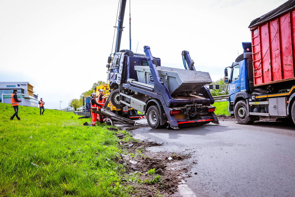 Vrachtwagenchauffeur heeft engeltje op zijn schouder