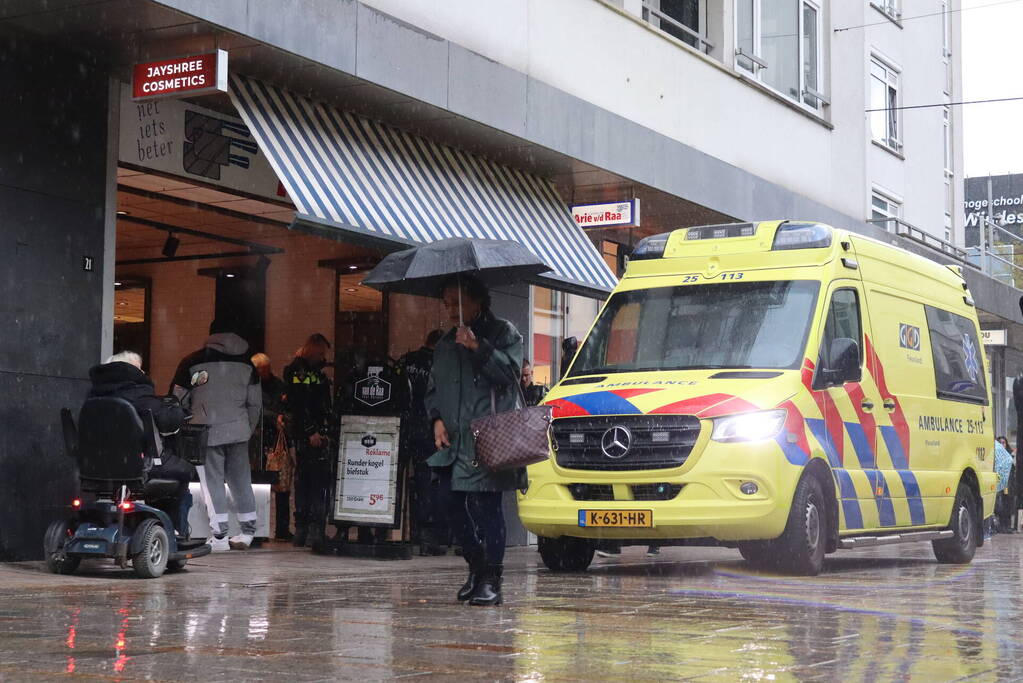 Persoon gewond bij mogelijke steekpartij