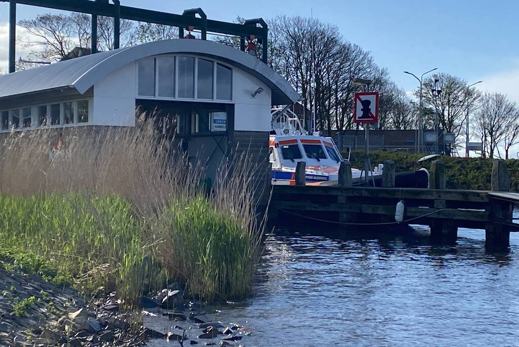 Hulpdiensten massaal ingezet voor overboord geslagen persoon