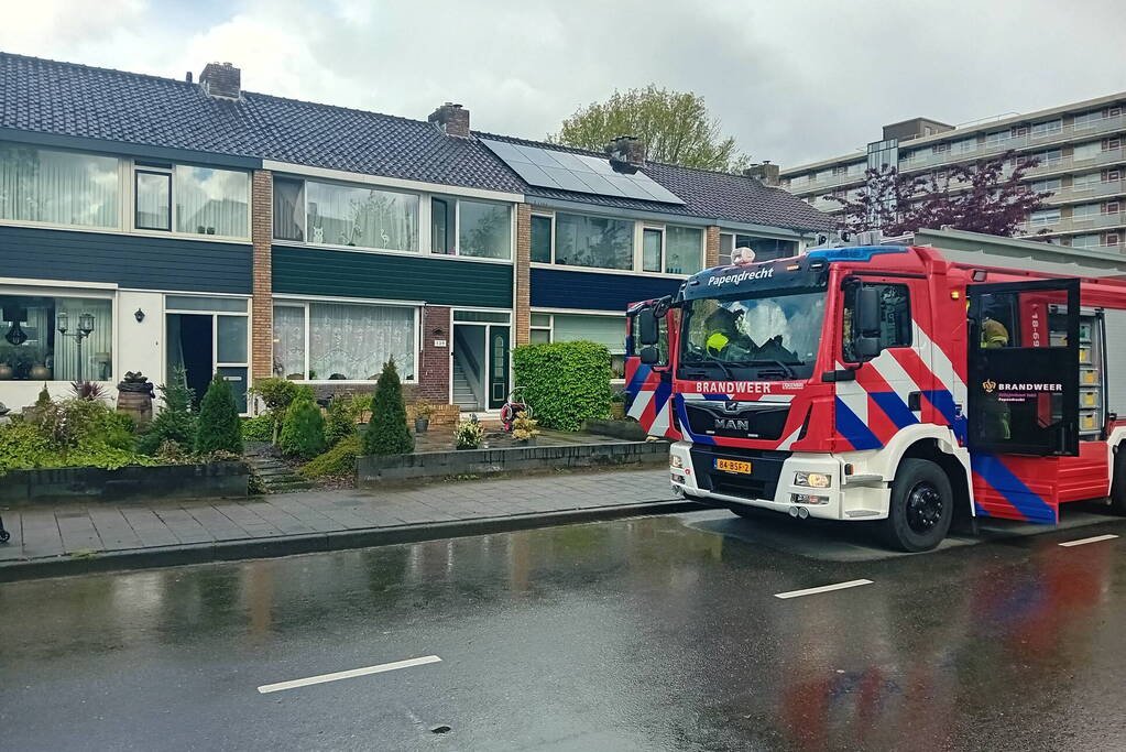 Brand in woning, meerdere mensen gecontroleerd door ambulancepersoneel