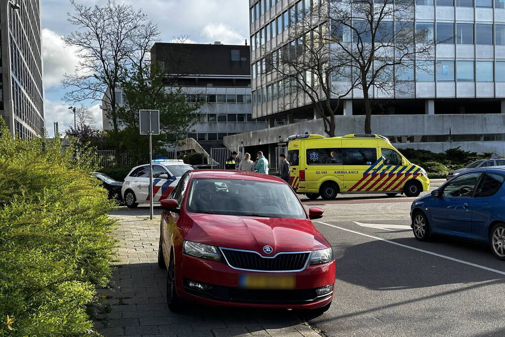 Fietser en automobilist met elkaar in botsing