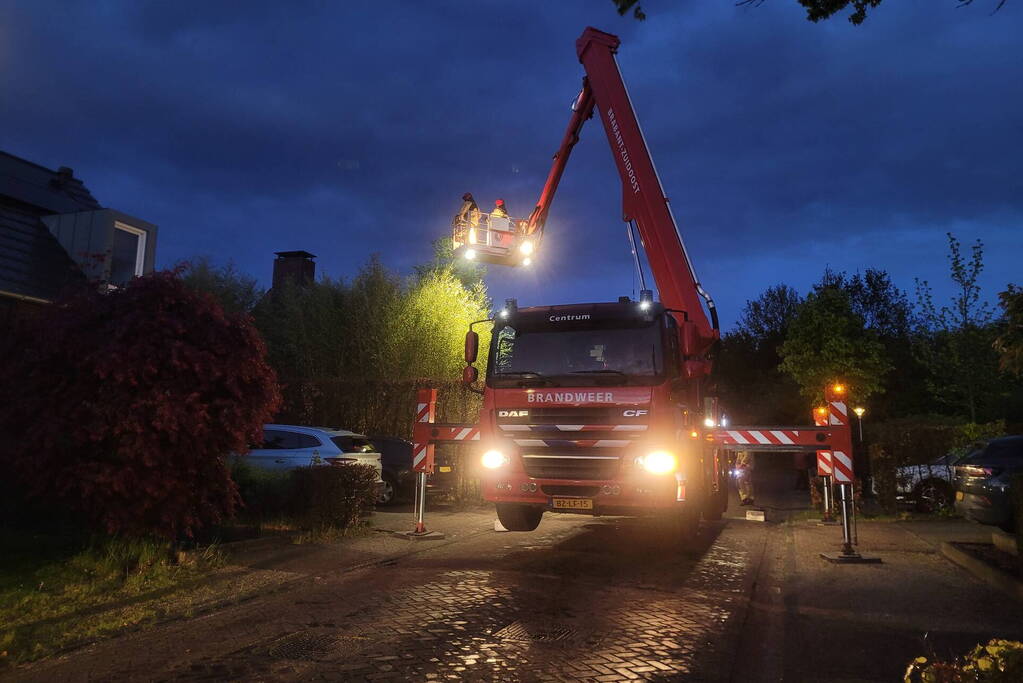 Brandweer blust brandende schoorsteen