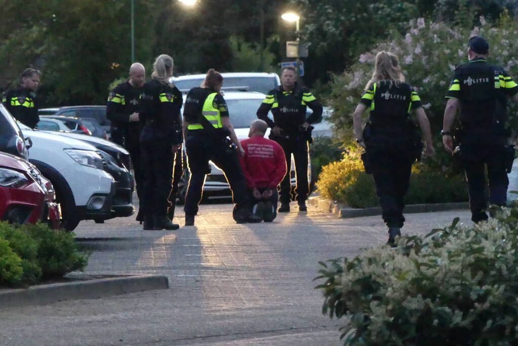 Persoon aangehouden midden in woonwijk, politie doorzoekt huis