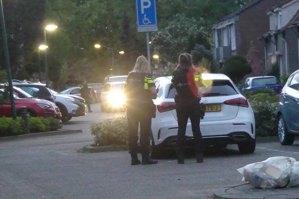 Persoon aangehouden midden in woonwijk, politie doorzoekt huis