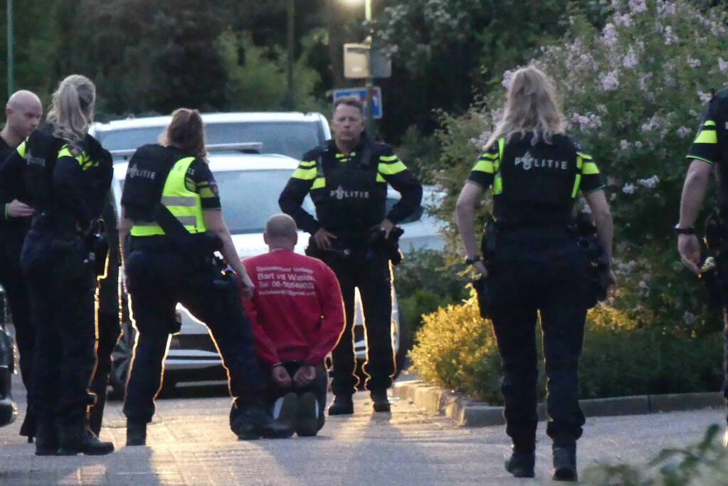 Persoon aangehouden midden in woonwijk, politie doorzoekt huis