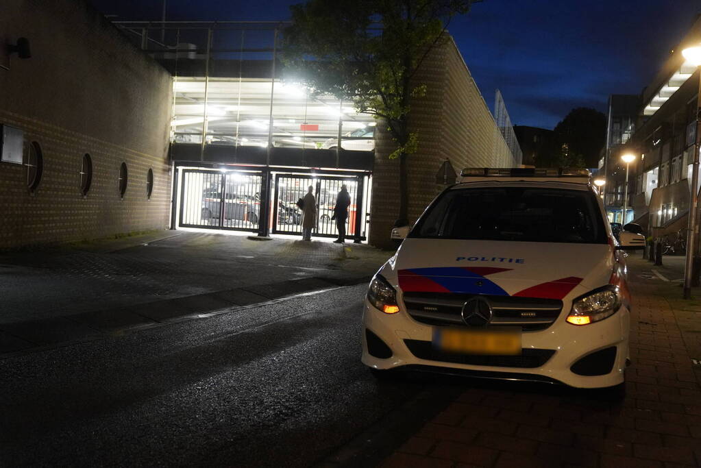 Groot politie onderzoek in en om een parkeergarage
