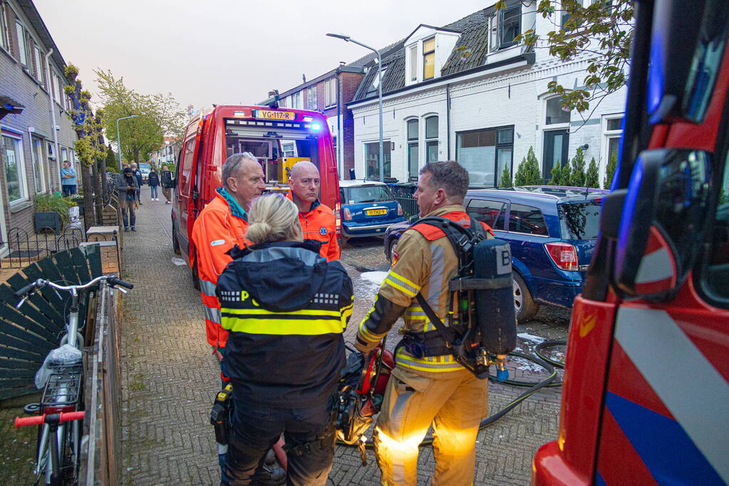 Brandweer redt hond bij woningbrand