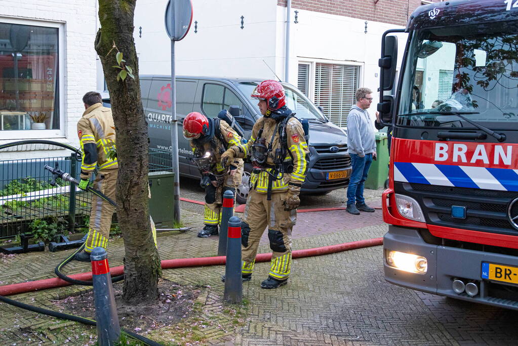 Brandweer redt hond bij woningbrand