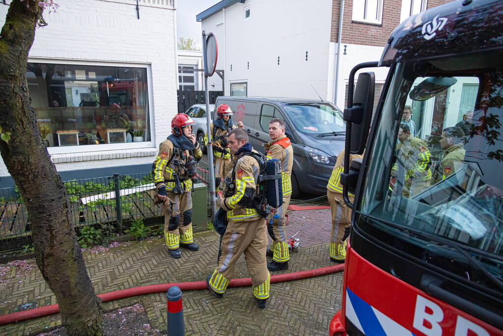 Brandweer redt hond bij woningbrand